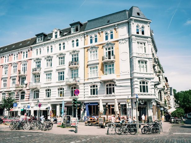 Das Stehpult ist aufgeklappt, vielfältiges Moderationsmaterial ist sichtbar.